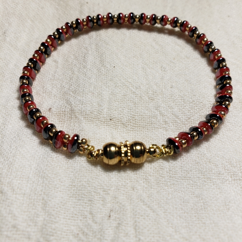 6.5- 7.5 Black And Red Bracelet Magnetic Closure Beads Red Side Black On Other